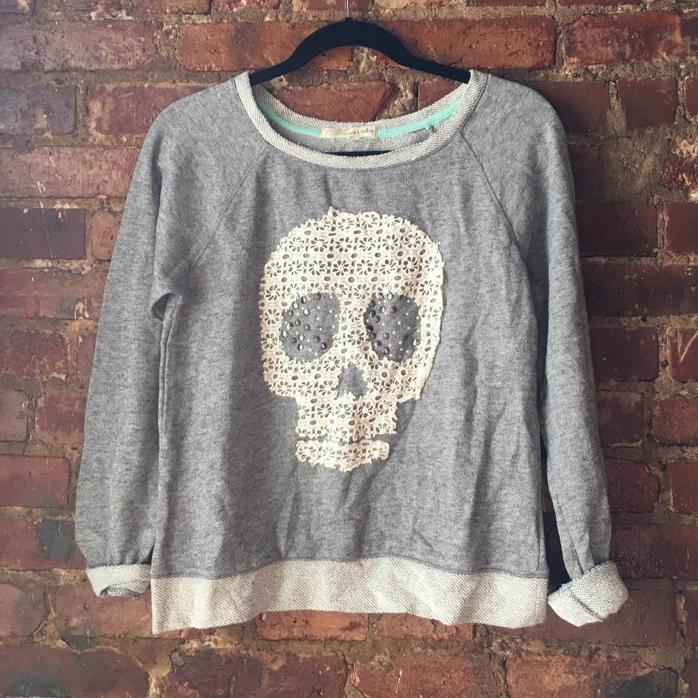 Grey long sleeve shirt with fabric skull